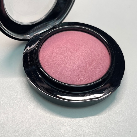 like new Mac Cosmetics Mineralize Blush in DAINTY full size- 0.10 Oz RARE - Picture 2 of 5